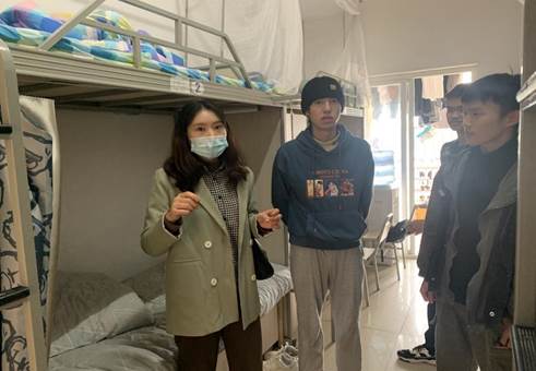 第18页 辅导员走访寝室