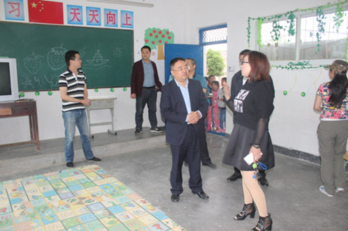 黄友书记调研梅树乡梅树小学_副本.jpg